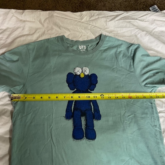 Uniqlo X KAWS Collab Tshirt size small - Picture 7 of 8